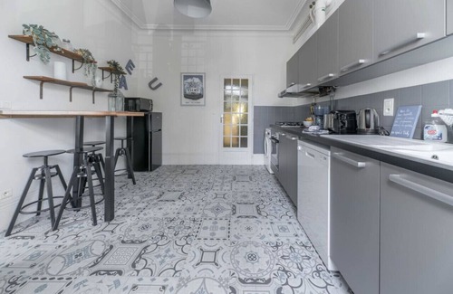 Champ-Capelet Apartment | Grand appartement design, 5' centre, pkg gratuit