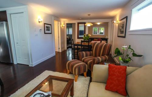 Central Lonsdale House | Grand Boulevard Retreat- quiet suite in North Vanc
