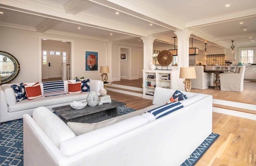 Lagoon Heights House | Grand Coastal-Style Estate In The Preserve