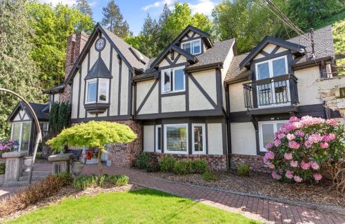Chilliwack House | Grand English Style Home
