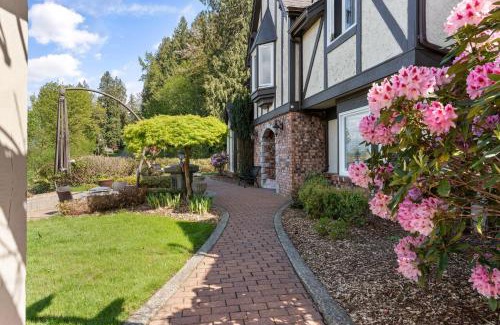 Chilliwack House | Grand English Style Home