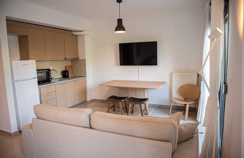 Perea Apartment | Grand Getaway Suite 300m from the Beach