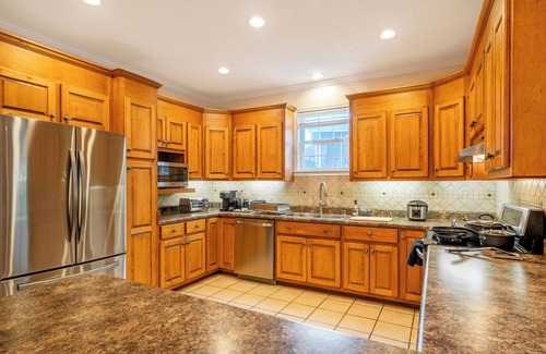 Greenville - Spartanburg House | Grand Greenville Estate ~ walk to Furman & Swamp Rabbit Trail!