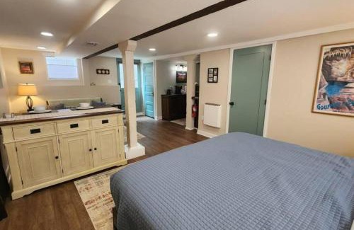 Astoria Apartment | Grand Hideaway - King Bed!
