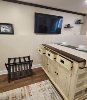Astoria Apartment | Grand Hideaway - King Bed!