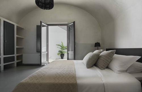 Imerovigli Hotel | Grand Honeymoon Villa with Sea View and Hot tub