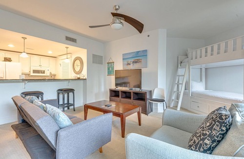 Baytowne Wharf Condo | Grand Lawn Views from 3rd Floor 1-Bedroom: Two Full Baths, King Bed at Sandestin Golf and Beach Resort!
