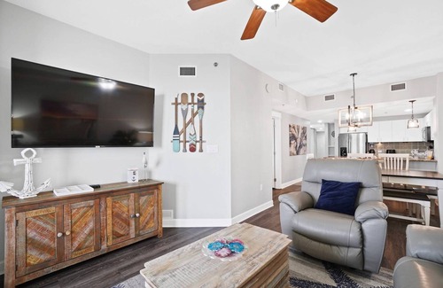 Panama City Beach Condo | Grand Panama 2007! Direct Gulf Front Nicely decorated, large balcony, sleeps 6