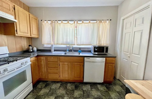 Medford House | Grand piano Apt near T station towards downtown Boston, TD Garden and Hospitals.