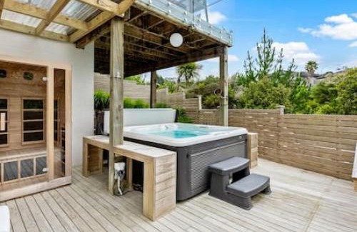 Fairview Heights House | Grand Retreat with spa pool and parking