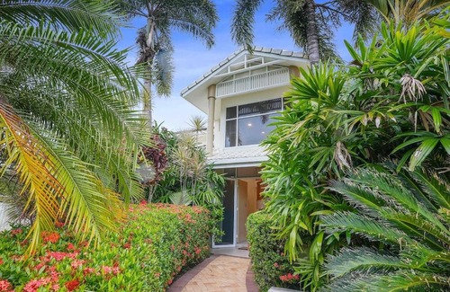 Kewarra Beach Apartment | Grand Slam Getaway with Tennis Court and Heated Pool