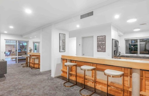 Kewarra Beach Apartment | Grand Slam Getaway with Tennis Court and Heated Pool