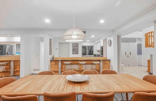 Kewarra Beach Apartment | Grand Slam Getaway with Tennis Court and Heated Pool