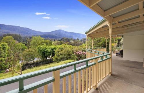 Warburton House | Grand View with Spa & Sauna