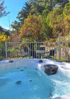 Warburton House | Grand View with Spa & Sauna
