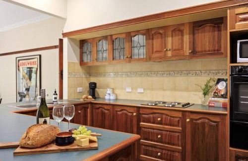 Warburton House | Grand View with Spa & Sauna