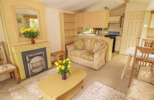 Pontypool Cottage | GRANDADS SHACK, pet friendly, with a garden in Pontynewynydd