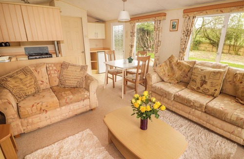 Pontypool Cottage | GRANDADS SHACK, pet friendly, with a garden in Pontynewynydd