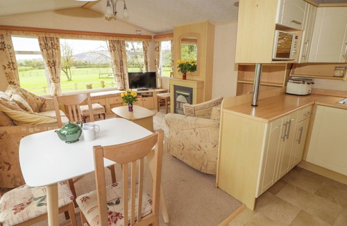 Pontypool Cottage | GRANDADS SHACK, pet friendly, with a garden in Pontynewynydd