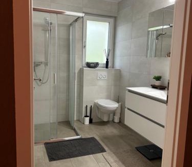 Remaufens House | Grande chambre avec salle de bain privé