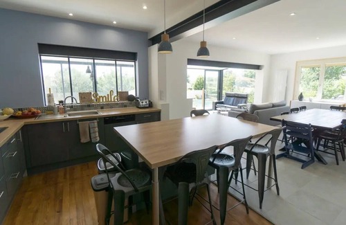 Quartier du Stade House | Grande Maison Pour 11 Personnes Avec Piscine, à 200m de la Plage !