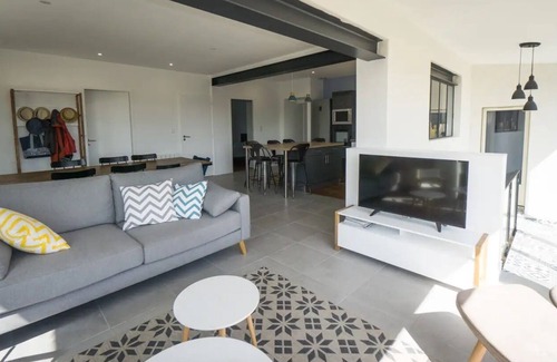 Quartier du Stade House | Grande Maison Pour 11 Personnes Avec Piscine, à 200m de la Plage !