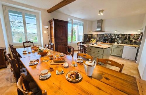Touvre House | Grande maison escapade au bord de la riviere