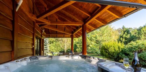Tata House | Grande Vendégház