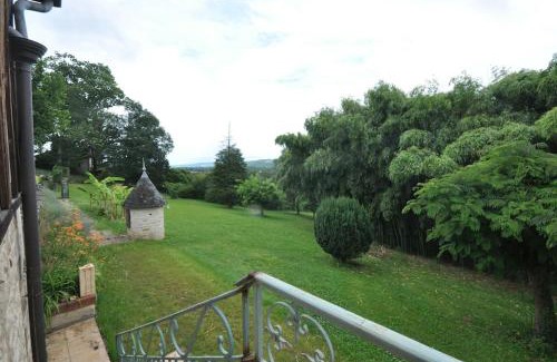 Cublac House | #Grande Villa à Cublac #Vue, Terrasses et Jardins