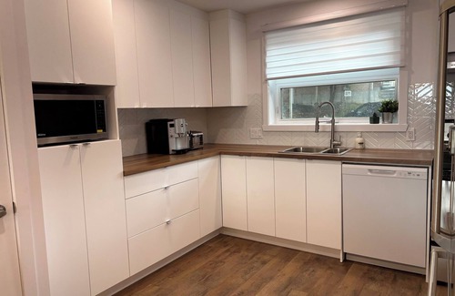 Desjardins Apartment | Grandiose!, Ground floor, 3 Bedrooms! Vue Chateau! Renovated, Air-conditioned, Free parking