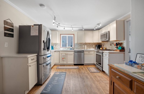 Chincoteague House | Grandma's House - Close to town, game area & large yard!