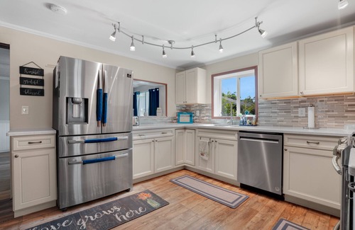 Chincoteague House | Grandma's House - Close to town, game area & large yard!