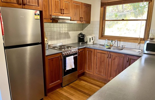 Bandon Grove Cabin | Grandview Lodge, a peaceful, spacious retreat. Sleeps 9 in 4 bedrooms