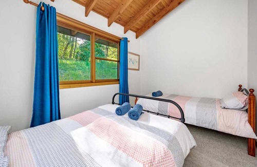 Bandon Grove Cabin | Grandview Lodge, a peaceful, spacious retreat. Sleeps 9 in 4 bedrooms