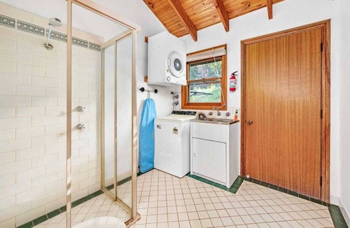 Bandon Grove Cabin | Grandview Lodge, a peaceful, spacious retreat. Sleeps 9 in 4 bedrooms