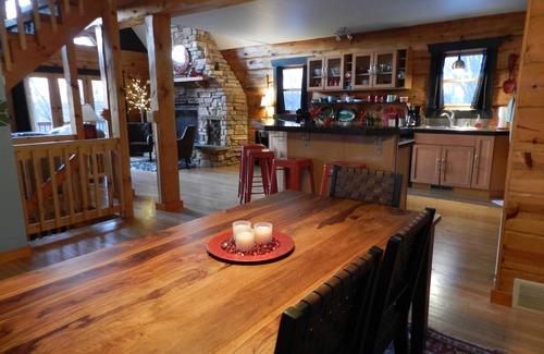 Eagle Mountain Cabin | Grandview! Overlooking the Mississippi River with year 'round HOT TUB!