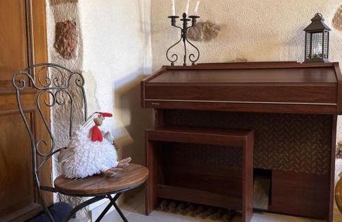 Deneuille-les-Mines House | Grange rénovée avec jardin arboré, idéale pour séjours en famille ou entre amis, à Deneuille-les-Mines - FR-1-489-408