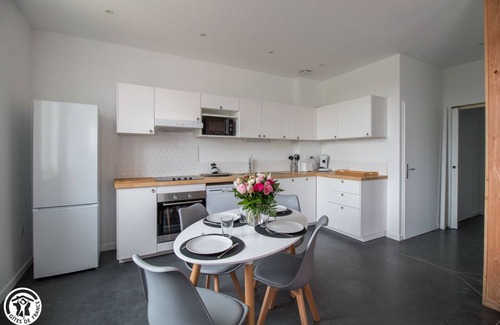 Besse-en-Chandesse House | Granit Bleu sleeps 5