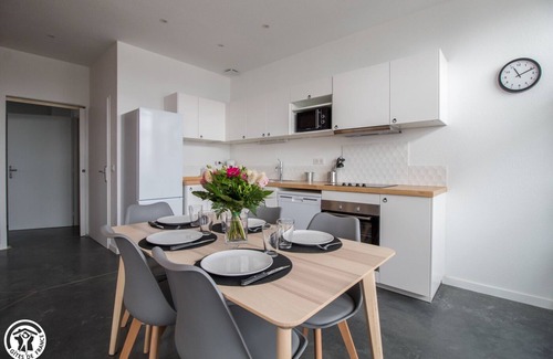 Besse-en-Chandesse House | Granit Rose sleeps 5