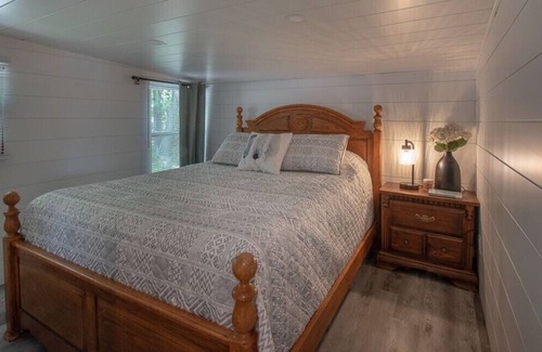 Gravenhurst Cottage | Granite Point - Stunning Muskoka Cottage w/ Dock, Kayaks & Great Swimming!