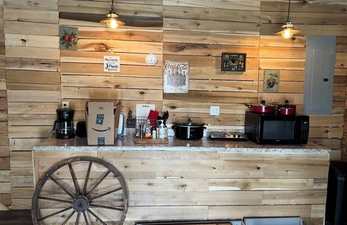 Corinth Cabin | Granna's Place: Rustic Charm & Comfort for Large Groups