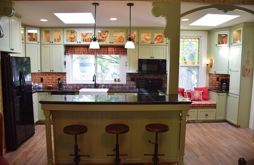 La Grande House | Granny's Farmhouse is a historic 1895 Victorian located on a working farm.