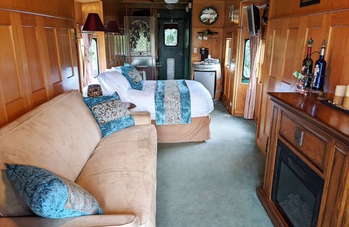 Sequim Hotel | Grape Escape at Olympic Railway Inn - Pet Friendly