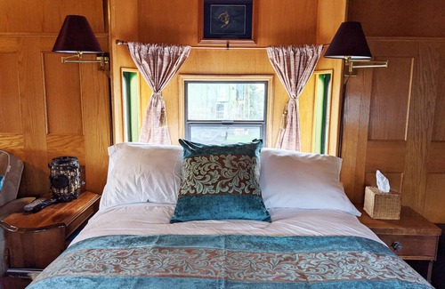 Sequim Hotel | Grape Escape at Olympic Railway Inn - Pet Friendly