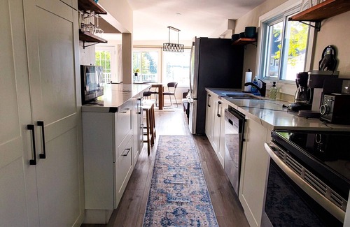 Grand Bend Cottage | Gray Haven: Perfect Fall/Winter Getaway, Lake View Patio, Hot Tub