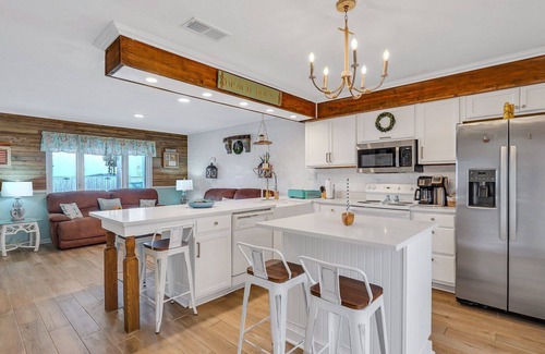 Tybee Island House | Grayson by the Sea, Walk to Beach, Pool Access
