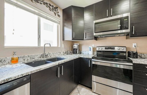 Fashion Square Apartment | Great 2BR FULL CONDO w/Pool by FS Mall & Bars