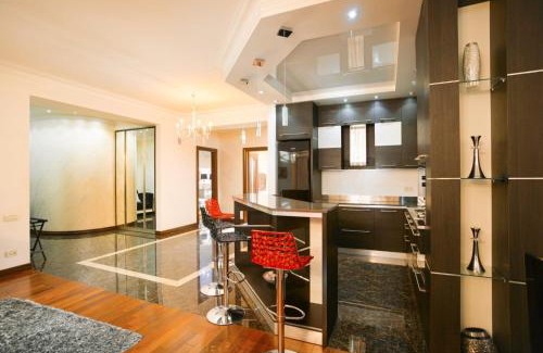 Kentron Apartment | Great 3 Bedroom 2 Bathroom in Katsin Building, Republic Square