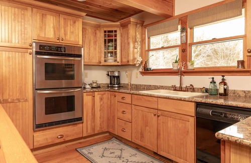 Davis House | Great Canaan location with comfy indoor & outdoor spaces. Hot tub. Private baths