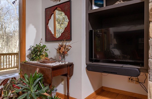 Davis House | Great Canaan location with comfy indoor & outdoor spaces. Hot tub. Private baths
